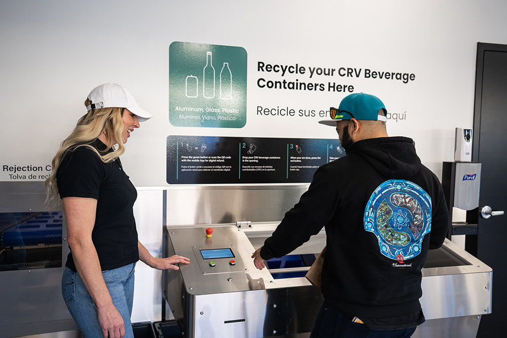 Man and woman using TOMRA Expert Line Reverse Vending Machine